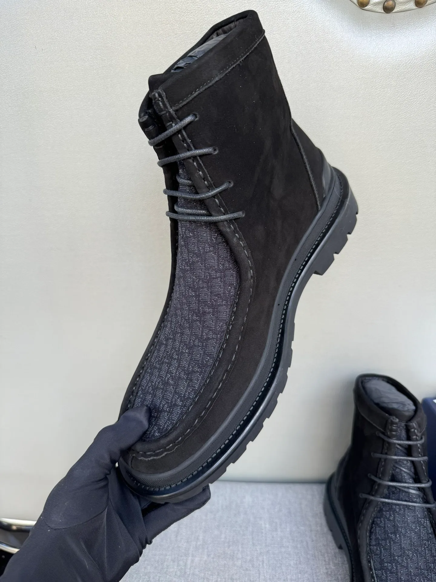 [DIOR] Top P: 1000💰 Number of yards: 39~44 (38.45 custom-made, non-refundable) Dior Dior~ Winter series, original 1:1 development Casual men's leather shoes Heavy investment, shoes and boots are made of imported cowhide + imported Dior special fabric Not easy to deform black cowhide lining Dior large hardware inlay Original TPU vacuum outsole, black cowhide Black open edge beads Military green suede Black suede Khaki suede leather is crafted by a large factory, and the perfect product is only prepared for you who know your taste! Any comparisons are welcome.